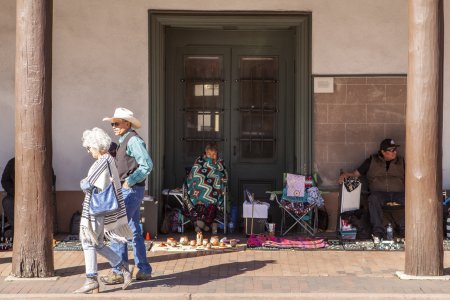 Sieraden verkopers in de schaduw op Santa Fe plaza